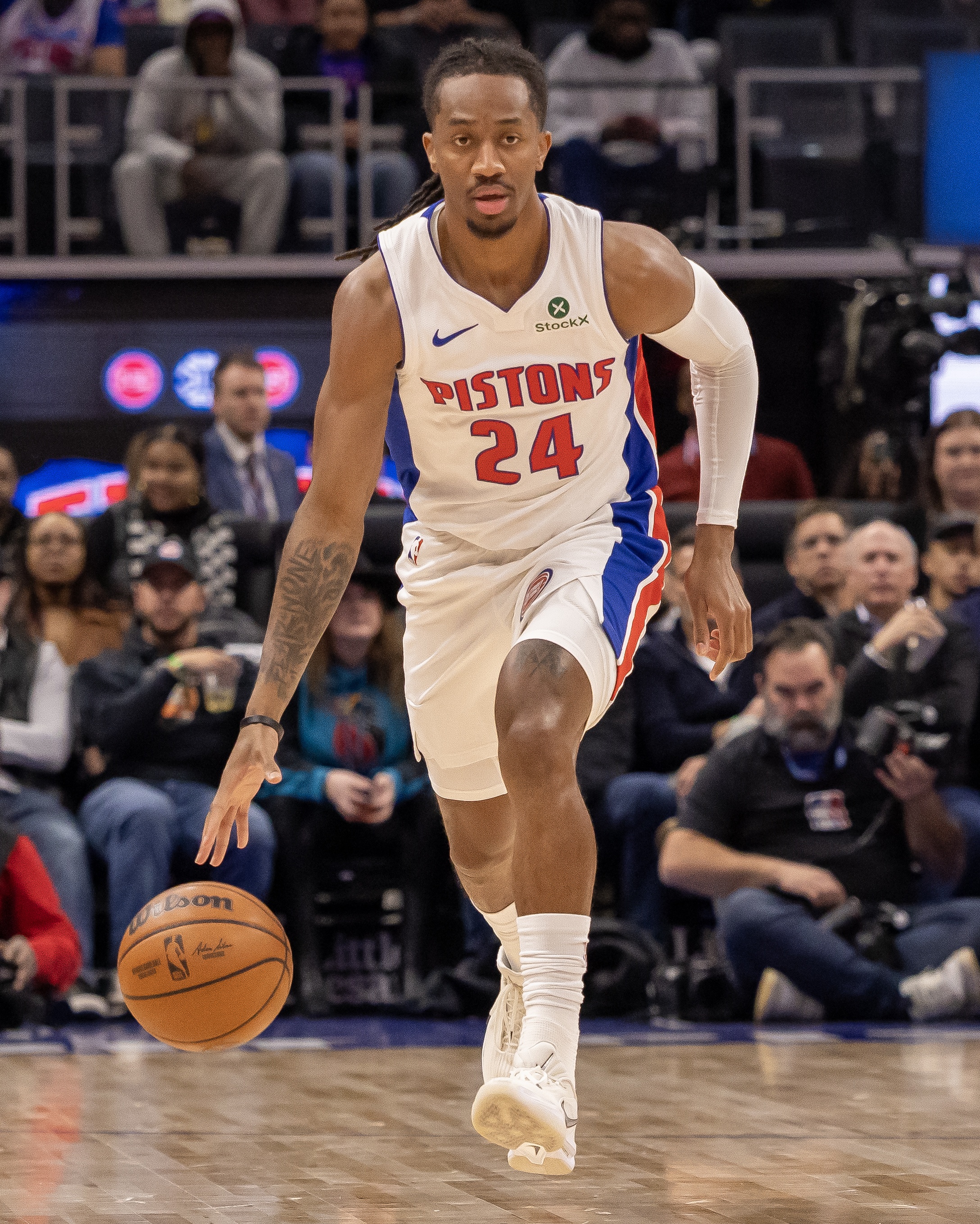 开云APP下载地址-詹金斯最近7场场均19.9分4.7板7.1助 两分命中率49.5% 三分44.1%